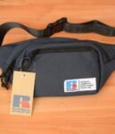 Riñonera ajustable Russell Athletic Color azul oscuro.